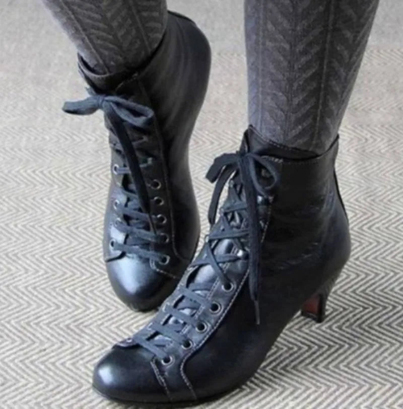 Nuevas botas de tobillo de tacón bajo de gatito a la moda para mujer, zapatos victorianos de punta redonda de cuero PU, cordones retrofuturistas, botas vaqueras